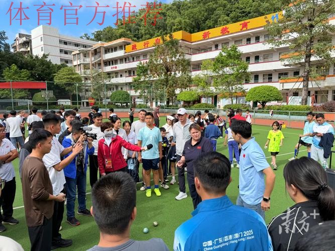 沙足国家队进校园 言传身教别开生面 沙足国家队进校园 言传身教别开生面