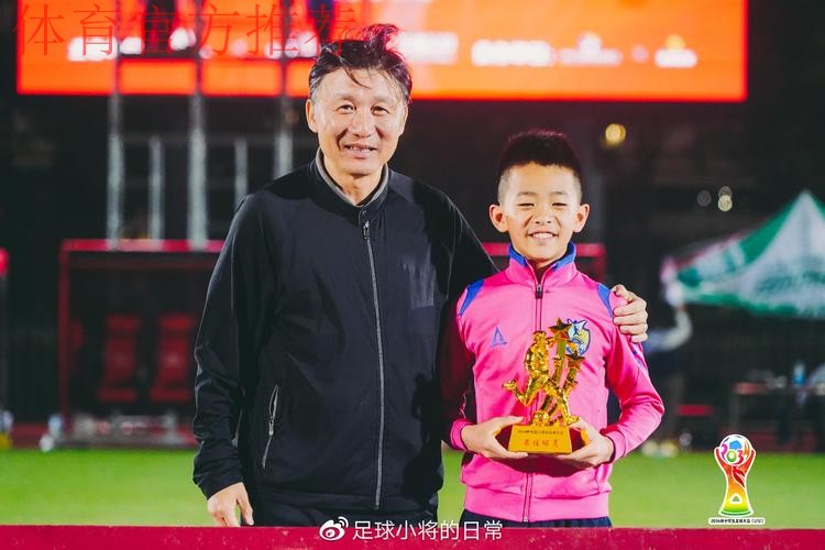 传承与祝福——中国男足与U12小球员亲切合影